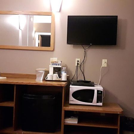 Dauphin Canway Inn & Suites מראה חיצוני תמונה