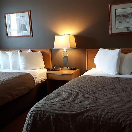 Dauphin Canway Inn & Suites מראה חיצוני תמונה
