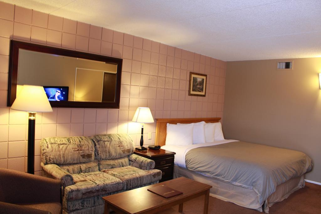 Dauphin Canway Inn & Suites מראה חיצוני תמונה