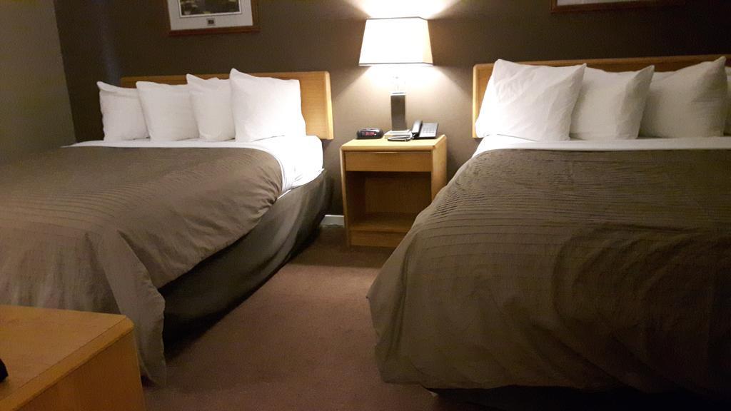 Dauphin Canway Inn & Suites מראה חיצוני תמונה