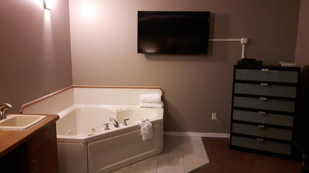 Dauphin Canway Inn & Suites מראה חיצוני תמונה