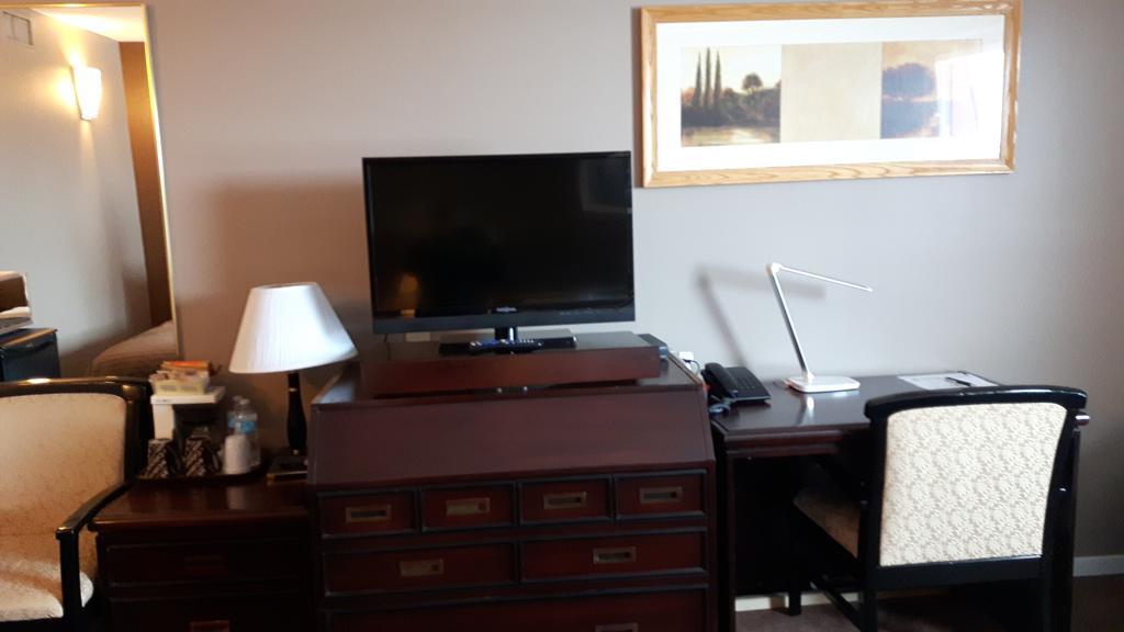 Dauphin Canway Inn & Suites מראה חיצוני תמונה