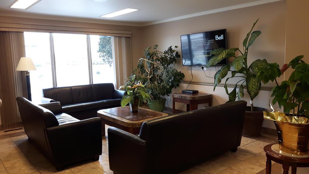 Dauphin Canway Inn & Suites מראה חיצוני תמונה